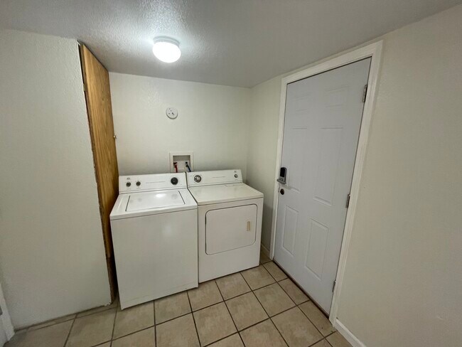 Building Photo - 1231 N Boston Pl