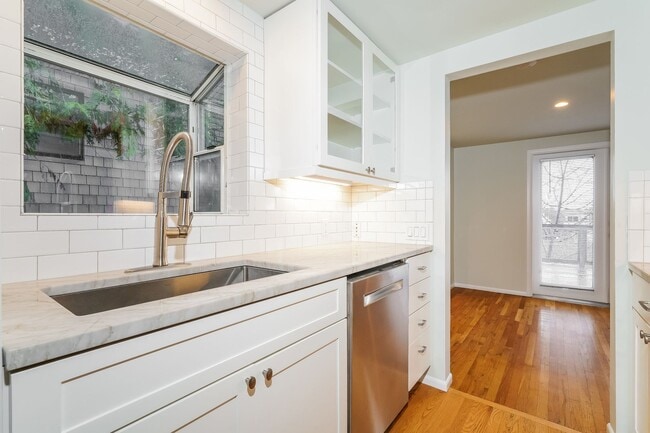 Building Photo - Modern Oasis in Seattle: 2-Bed, 2-Bath with Luxurious Amenities!