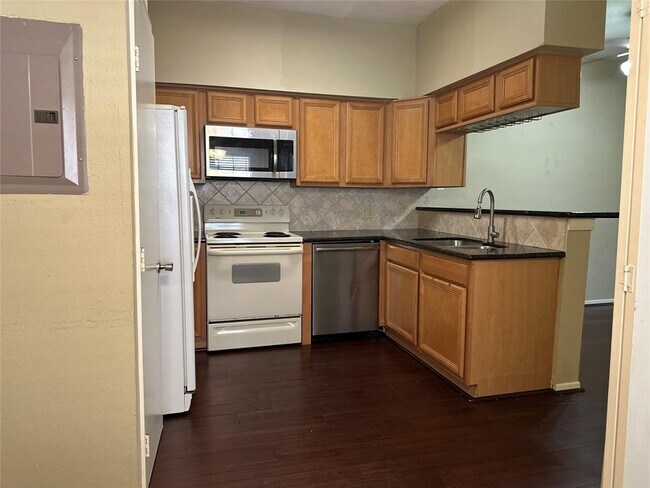 Building Photo - 2626 Holly Hall St