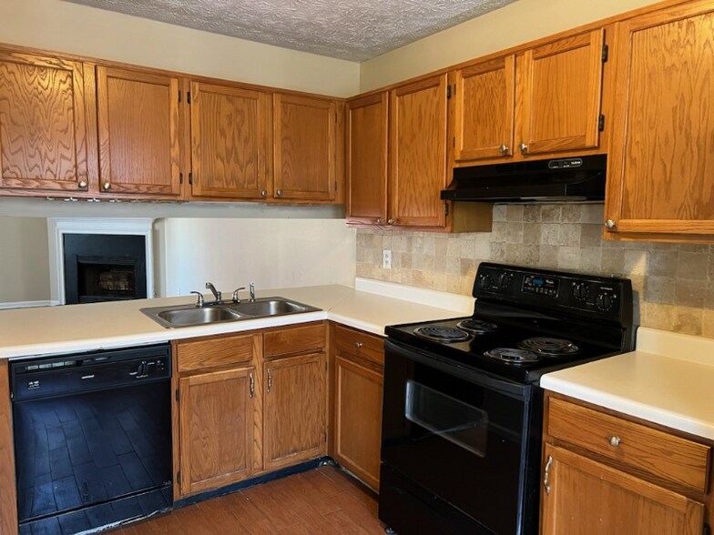 Building Photo - 6600 Meadow Rue Dr