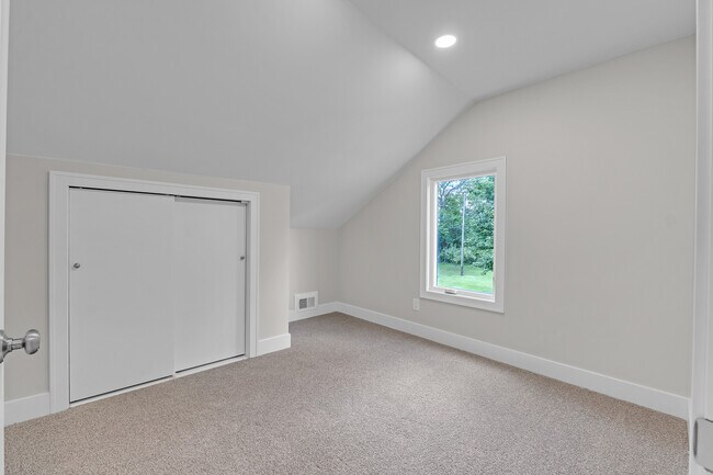 Building Photo - 9045 Hillcrest Dr
