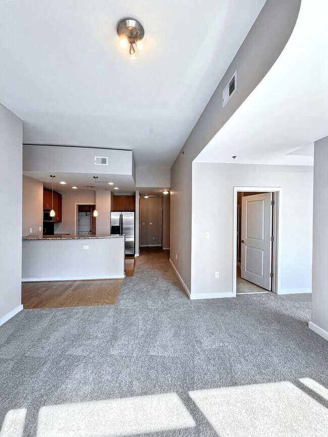 Building Photo - Beautiful 1-Bedroom Condo with Stunning Do...