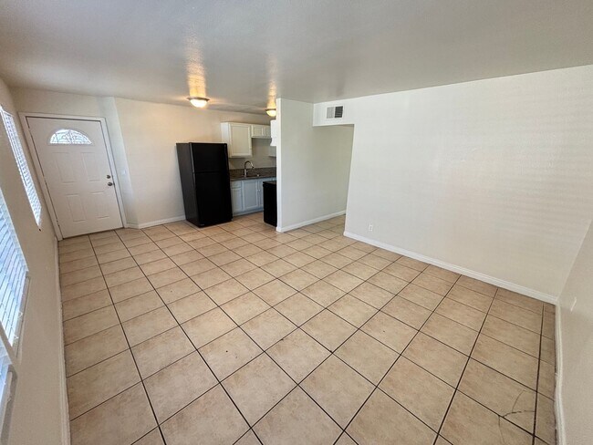 Building Photo - Charming 3BED/1BATH apartment located in N...