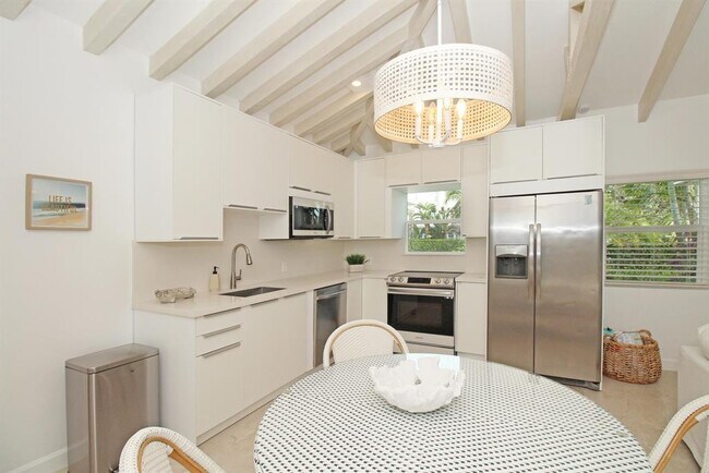 Building Photo - 221 Princeton Dr