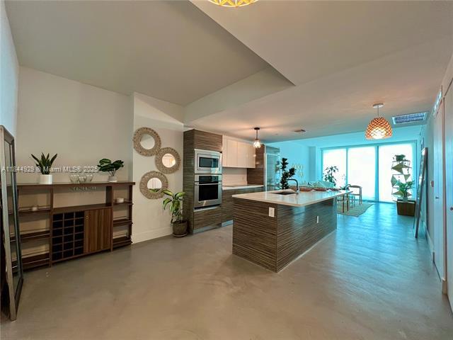 Building Photo - 460 NE 28th St