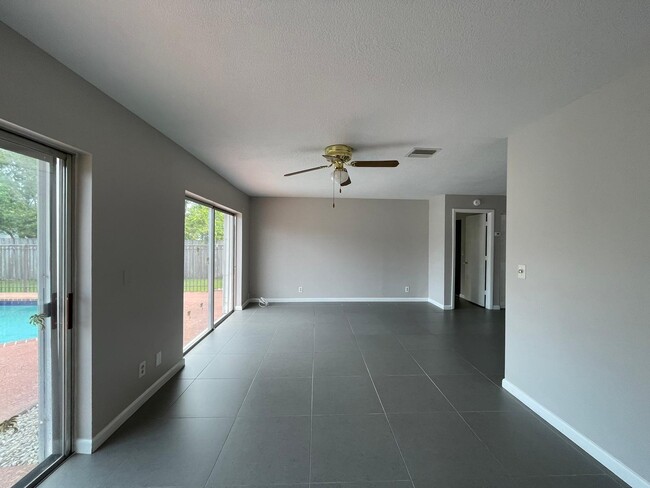 Building Photo - 10133 Windtree Ln