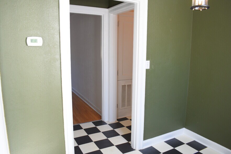 Building Photo - 2940 Oleander Dr