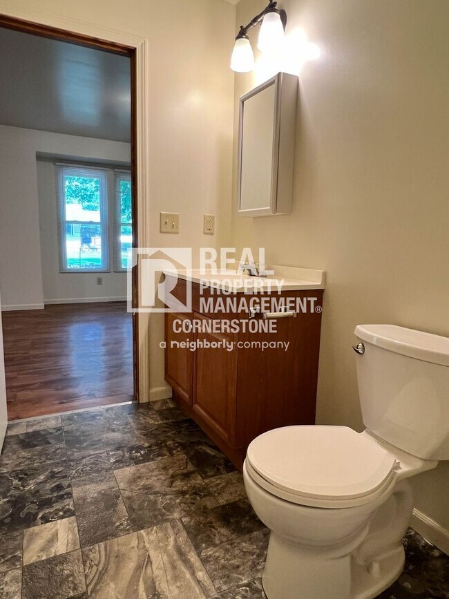 Building Photo - Charming 2-Bedroom Home with Spacious Yard