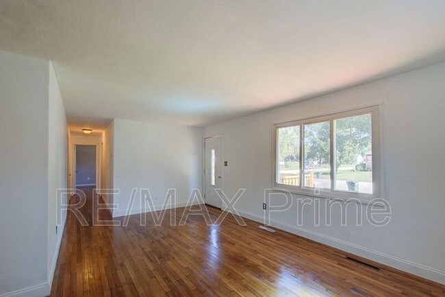 Building Photo - 321 Patrician Dr