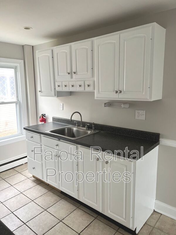 Building Photo - 319 Maurice St