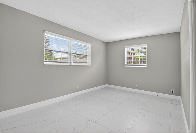 Building Photo - 601 SW 5th Ave