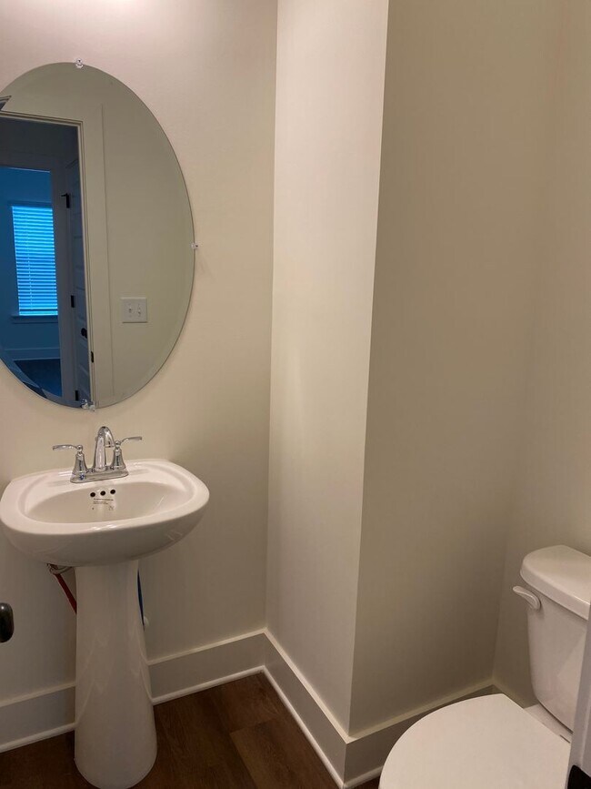 Building Photo - Spacious 3 Bedroom Home with Primary Suite on Main Level