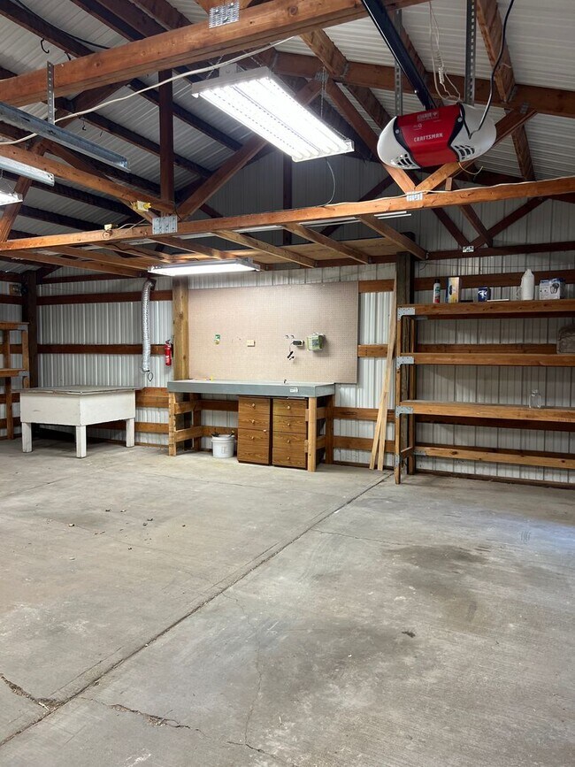 Building Photo - Charming 5 Bed, 2 bath home in the heart of Rexburg with detached 3 CAR GARAGE!!!!