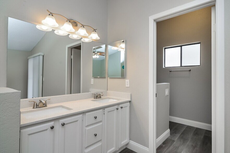 Building Photo - 705 Skipjack Dr