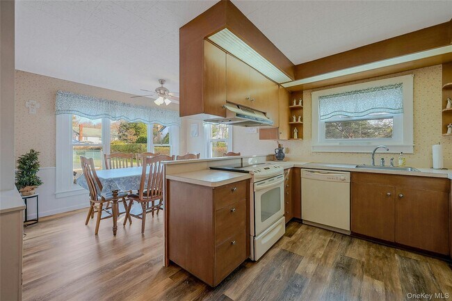 Building Photo - 425 Old Shipyard Ln