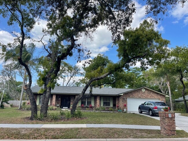 Building Photo - 305 Sweetwater Creek Dr W