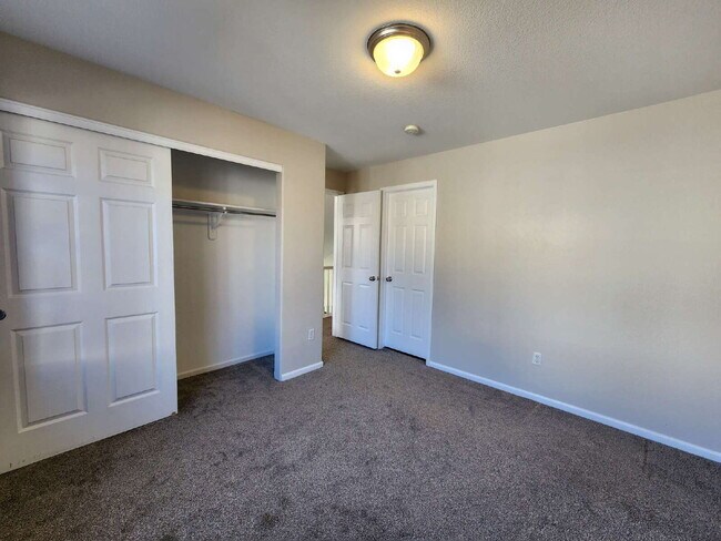 Building Photo - Spacious Two-Suite Townhome With Garage, Fireplace And Community Pool