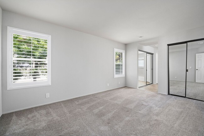 Building Photo - Well Maintained 3 Bedroom Condo in Gated R...