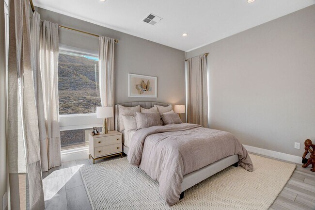 Building Photo - Mesa Ridge Luxury Oasis Feathertop