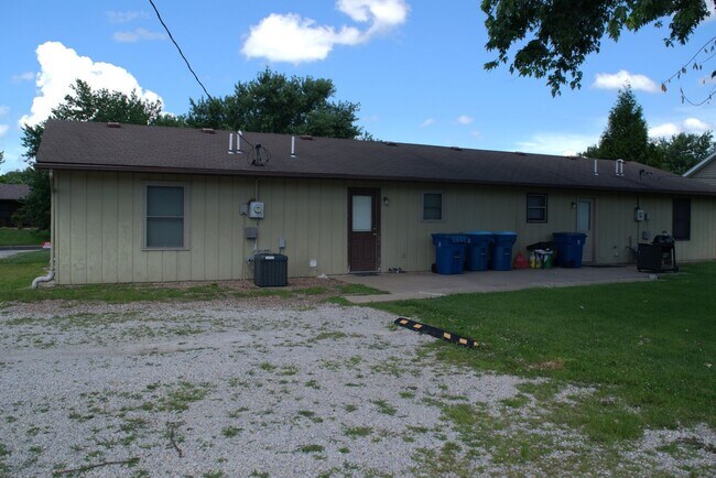 Building Photo - 302 Oak St