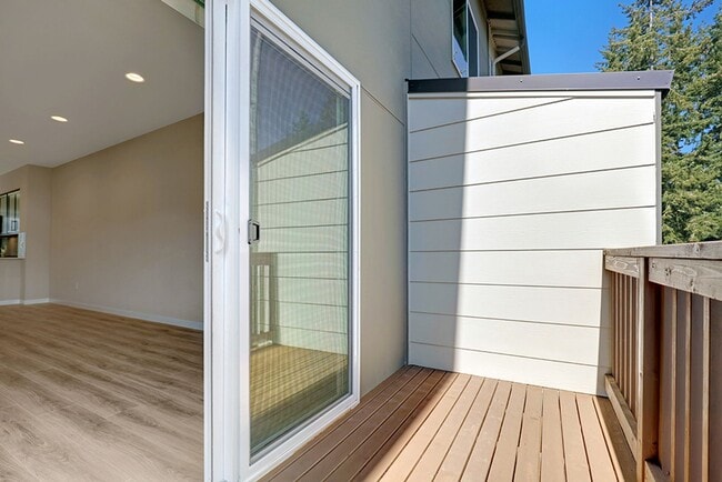 Building Photo - New Modern 2BD/2.5BTH Townhome for Lease in Lynnwood - Small Pet Friendly!