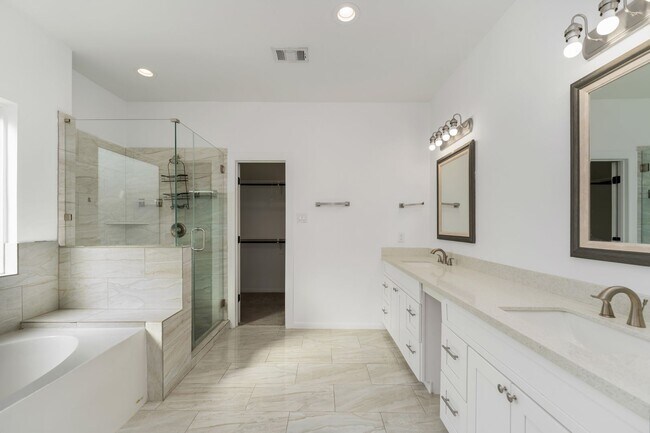 Building Photo - Space, Style & Convenience in Houston