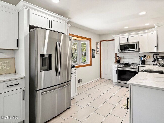 Building Photo - Charming & Cozy Ranch with Spacious Backya...