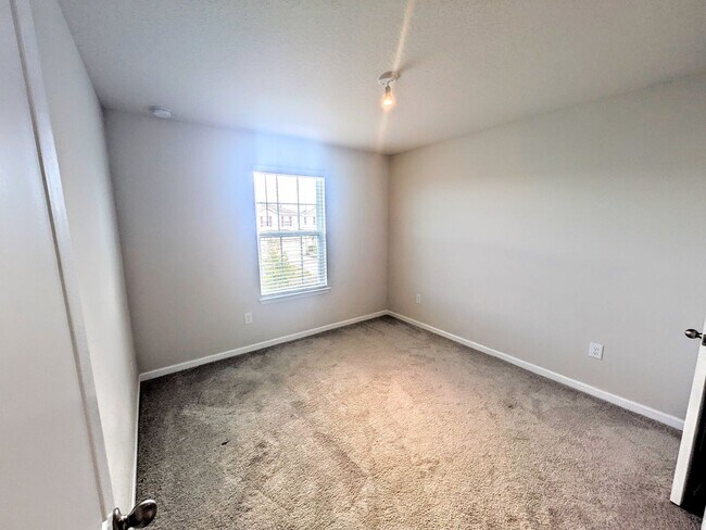 Building Photo - Annual UNfurnished NEW 4/ 2 1/2 home off S...