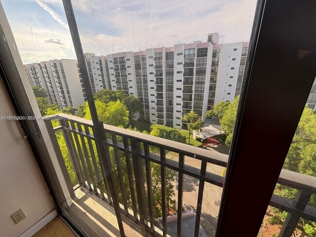 Building Photo - 17011 N Bay Rd