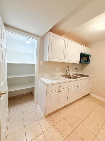 Building Photo - 4515 Forest Hill Dr