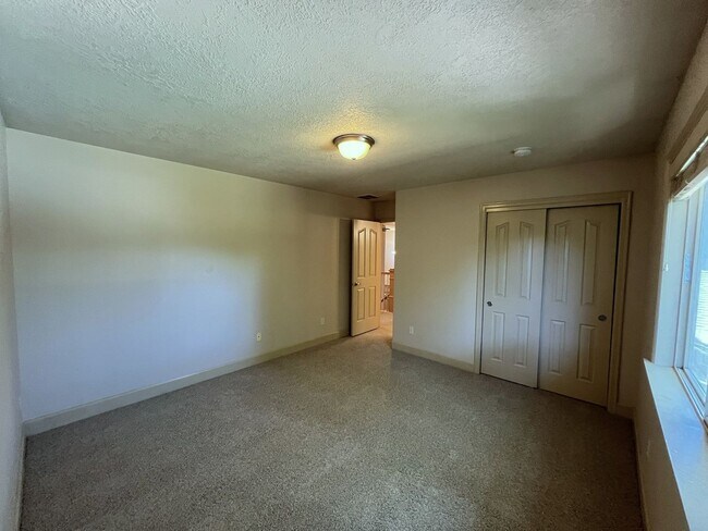 Building Photo - Beautiful 4 bed 3.5 bath home in Eagle jus...
