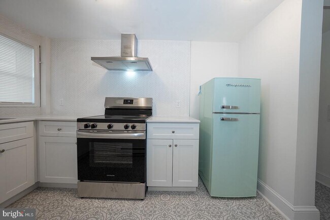 Building Photo - 717 Miller St