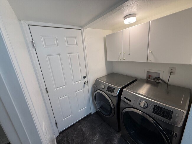 Building Photo - Modern Comfort & Convenience in a Prime Location