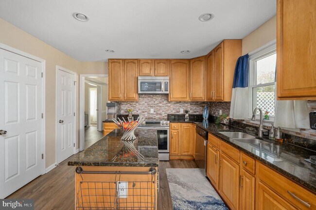 Building Photo - 15 Owen St