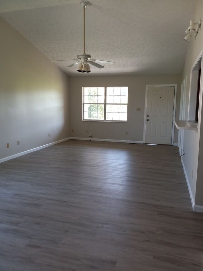 Building Photo - Beautiful 2 bedroom 2 bath duplex in East ...