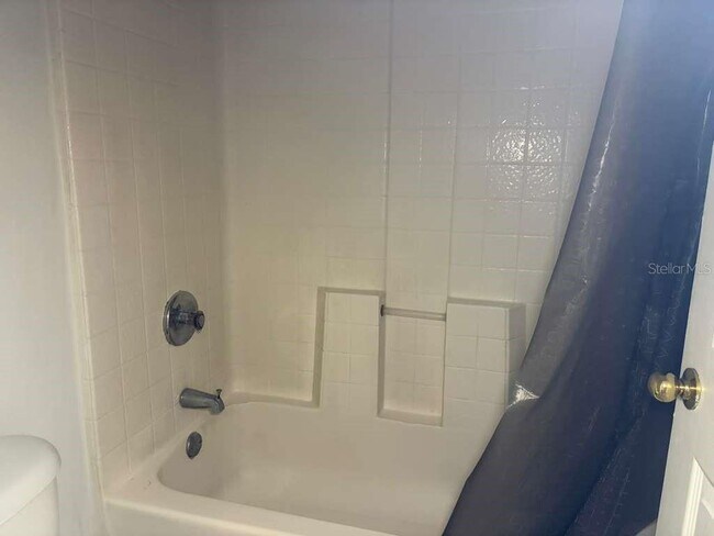 Building Photo - 548 E Walts Ave