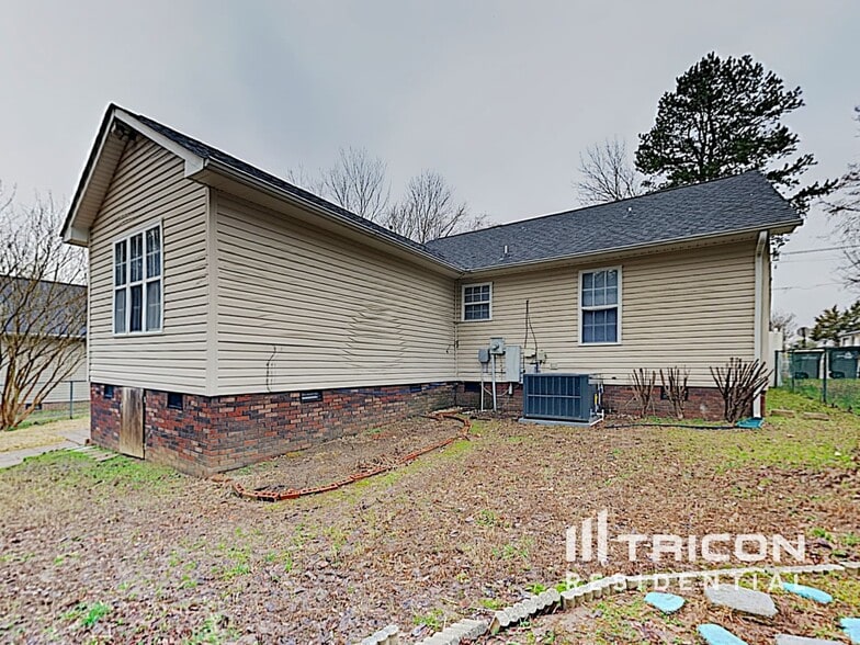 Building Photo - 615 Flicker St