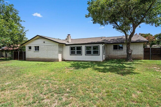 Building Photo - 1700 Deep Wood Dr