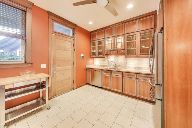 Building Photo - 4200 N Hermitage Ave