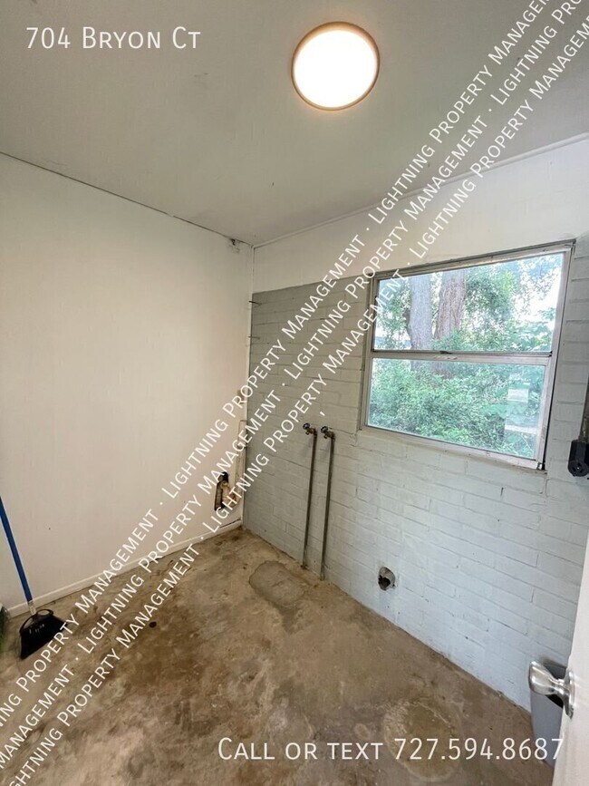 Building Photo - 704 Bryon Ct