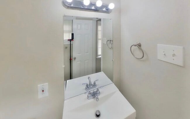 Building Photo - Beautifully Renovated 3-Bedroom Home with Premium Finishes