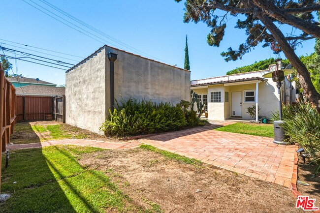 Building Photo - 2613 Cloverfield Blvd