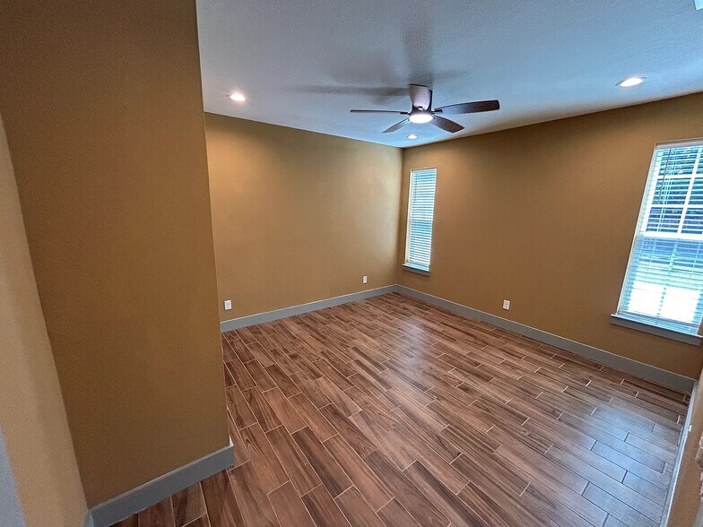Building Photo - Room in Duplex on N Shore Dr