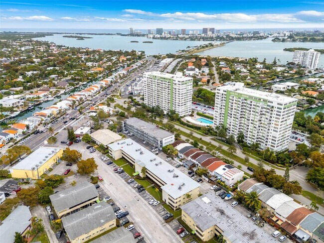 Building Photo - 11960 NE 19th Dr