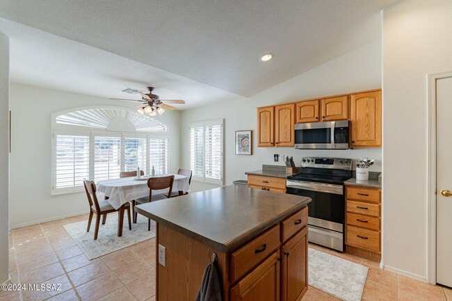 Building Photo - 36500 S Rock Crest Dr