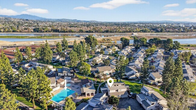 Building Photo - 3 Bedroom Townhome: Prime Location with Pool, Clubhouse and More!