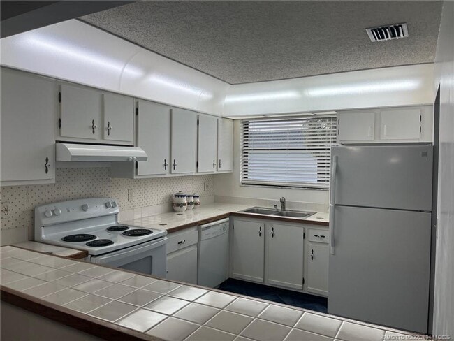 Building Photo - 1290 SE Parkview Pl