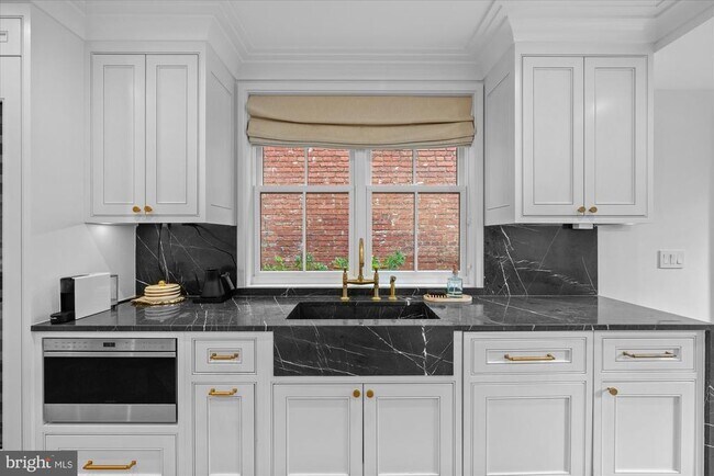 Building Photo - 1524 Swann St NW