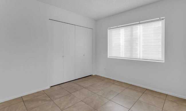Building Photo - 2935 S Mollera