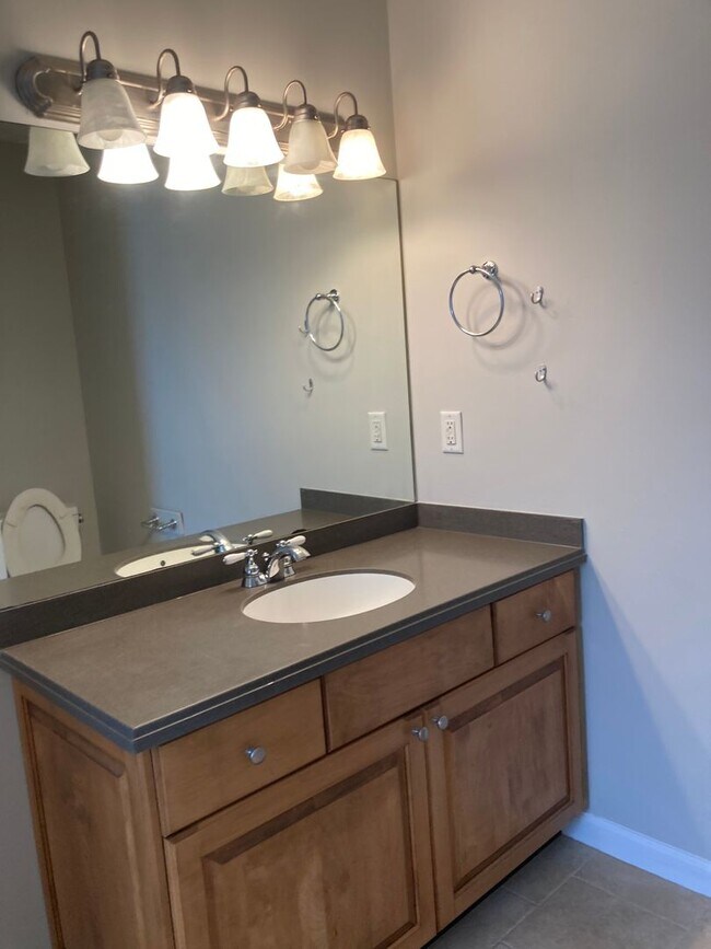 Building Photo - Charming 3 BR/2.5 bath  in a quiet, well-kept neighborhood. Convenient to schools, Tyndall AFB, s...